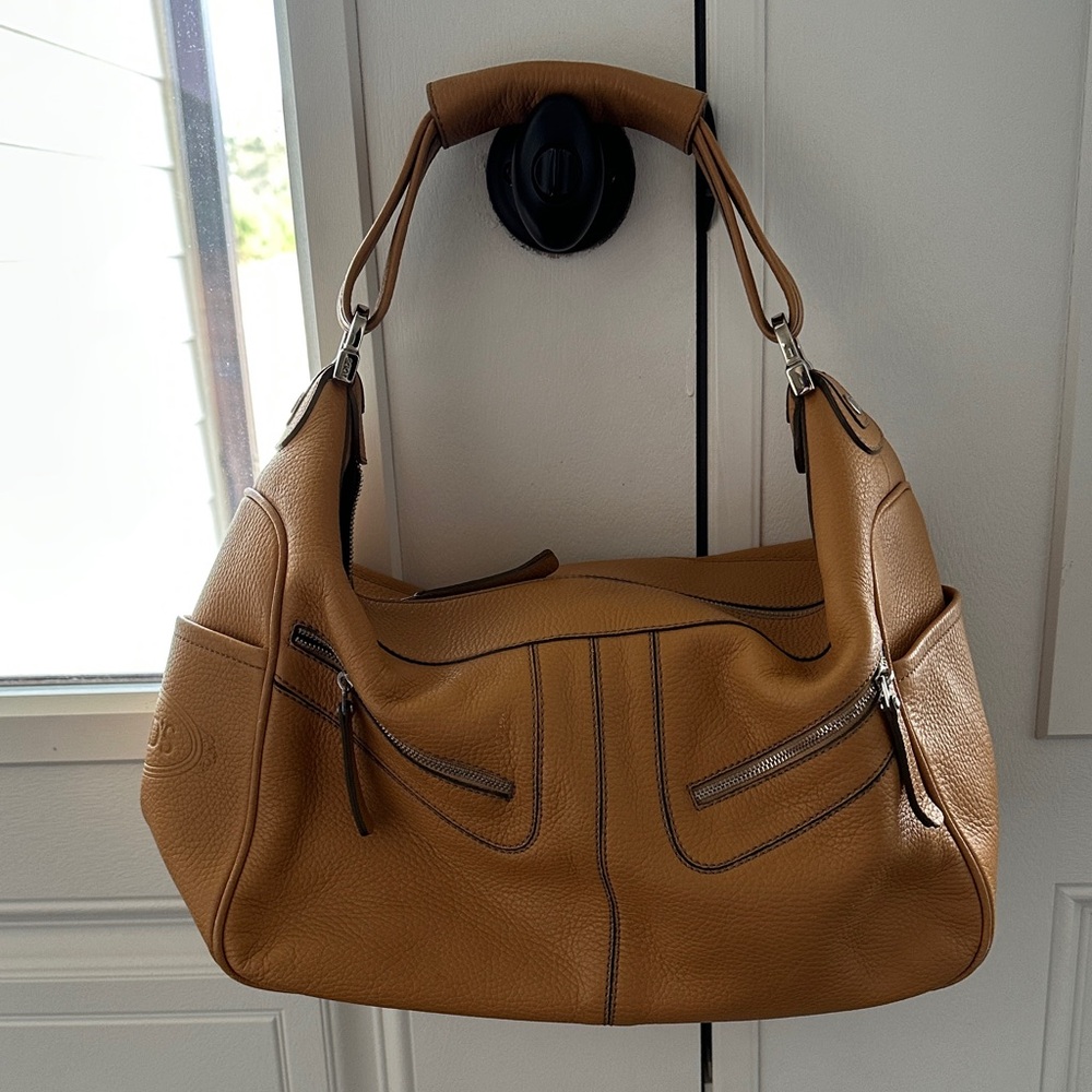 Tod’s Leather Shoulder Bag in Tan